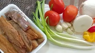SMOKED Red Herrings, Stewed In Tomatoes with Fried Plantains for Breakfast LIVE