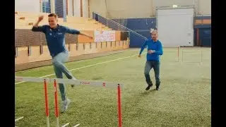 VM-vinner l&oslash;per hekkel&oslash;p med trange jeans