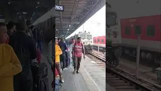 (12826) Jharkhand Sampark kranti Express Arrival Anand Vihar #trainvideo #train #anandvihar#railway