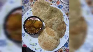 Garma garam Aloo Dum 😋 aur crispy Matar Puri 💚Simple aur tasty recipe @Putulskitchen-y7t 