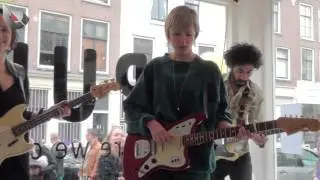 Genieten in de Voorstraat van Le Mini Who? DUIC TV was erbij