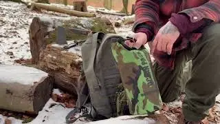 Unterwegs im Wald mit Messer, Beil und Feuerkit