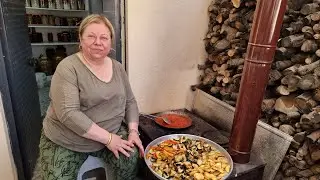 Köy evimde, kızartma yaptım. Patates nasıl yumuşamadan kızarır. Turşularım nasıl hala ilk gün gibi.