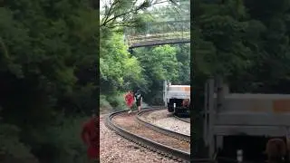 Как погибнуть под поездом! Не делайте этого! Опасные поезда и глупые люди #поезд #локомотив