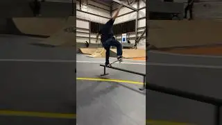 Fs nosegrind or fs overcrook? #skateboarding #nosegrind #overcrook