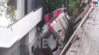 ഇടപ്പള്ളിയിൽ റോഡിടിഞ്ഞ് താഴ്ന്നു; വാഹനങ്ങൾ കുടുങ്ങി|Kochi | Edappally | Road collapsed