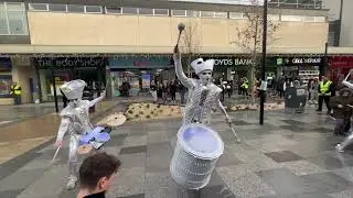 Барабанщики Spark LED в центре города Харлоу: версия для дневного освещения