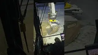 D&aring; f&aring;r man f&ouml;rs&ouml;ka v&auml;nja sig vid elektriska spakar! #makin  #volvo #engcon #construction  #excavator
