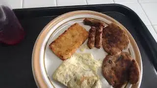 Утренний завтрак: колбаски, яйца, картофельные оладьи.
