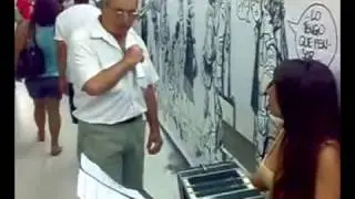 Espont&aacute;neo canta tango al son del acorde&oacute;n subte bsas