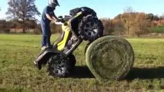 Amazing Stunt 4x4 outlander climbing hay bale