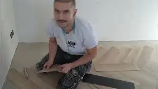 Workproces: egaliseren en installeren pvc plak.  www.amsvloeren.nl ( insta: amsvloeren)