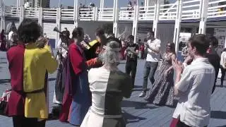 Средневековый бродячий цирк: 