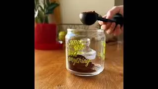 Гаджет на кухне для измельчения кофе