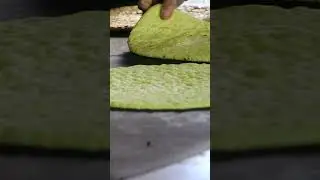 These brave women are struggling with fire to bake local bread!