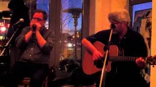 ChessMateBlues. Micke Wall&eacute;n: munspel o s&aring;ng, Per H&ouml;gberg: gitarr o s&aring;ng.