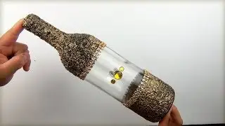 Botella dorada texturada con cascara de huevo