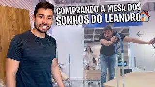 Comprando a mesa dos sonhos do Leandro pro escritório! Ficou linda!