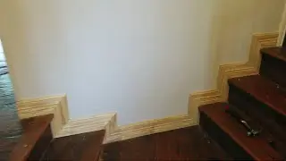 Установка плинтуса на лестнице