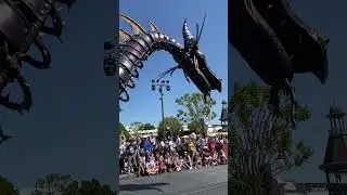 Maleficent&rsquo;s Dragon Float is Quite Intense 😮