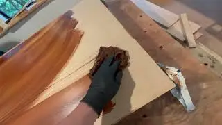 Нанесение морилки на дверь