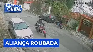 Criminosos armados cercam mulher em São Paulo para roubar aliança de ouro