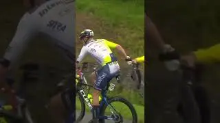 Was that a bidon from PLUGGE?!?? Visma team manager Richard Plugge hands a bidon to rival rider