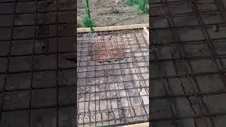армирование плиты над сливной ямой.