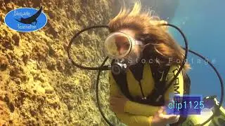 1125_Female scuba diver open hair. HD Underwater Royalty Free stock Footage