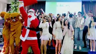 Ông già Noel đi phát quà mà toàn đè gái xinh để phát 🤣