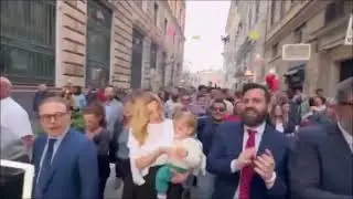 🔴 SILVIA SALIS E LA FOLLA OCCUPANO IL COMUNE DI GENOVA | CANTO BELLA CIAO - REAZIONI