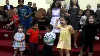 AS CRIANÇAS LOUVANDO AO SENHOR NA ASSEMBLÉIA DE DEUS MADUREIRA EM LONDRINA