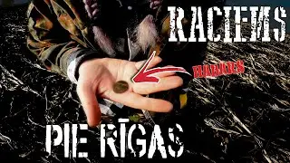 Raciens pie RĪGAS. Pilnas kabatas ar monētām