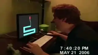 Homem se assusta com um jogo e da um soco no computador !!