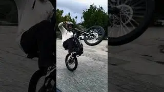 Talaria sting doing wheelies in the rain!   #ebike #stunt #wheelie #surron #talaria #trending #bike