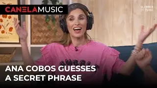 Ana Cobos trata de adivinar una frase secreta en el Couch de Emma.