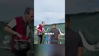 Маленький мальчик позирует со своей игрушечной статуэткой для фотографии, но она выскальзывает у ...
