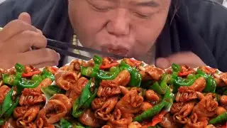 硬核熏肥肠！猴哥囤五斤肥肠下锅，巨型铁锅猛火熏烤，满屏流油香到上头！【胖猴仔】