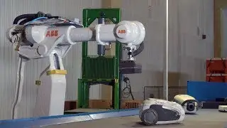Roboten som demonterar en dammsugare på Stena Nordic Recycling Center