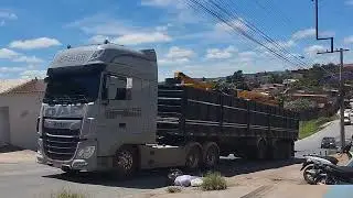 CARRETA CARREGADA NÃO CONSEGUE SUBIR A LADEIRA 
