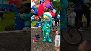 Badut lucu joget satu satu sayang ibu