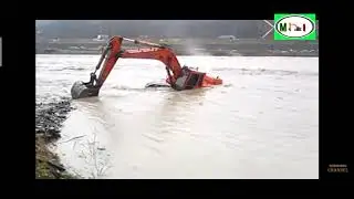 Poclain Accident . EXCAVATOR MACHINE ACCIDENT . HEARD WORK EXCAVATOR MACHINE.