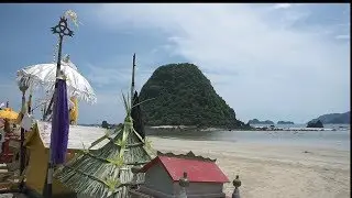 PULAU MERAH DIPENUHI RIBUAN UMAT HINDU  - MELASTI - BANYUWANGI - 1941 CAKA