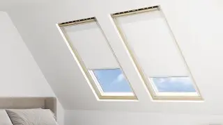 Installation von solarbetriebenen motorisierten Dachfensterrollos.