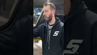 Вода выливается из двери автомобиля