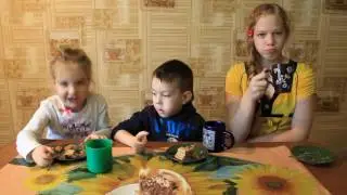 Yeva and her assistants eating cake at the party / Ева и ее помощники едят торт в гостях