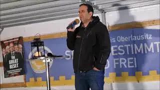 DAVID VANDEVEN, Ostsaсhsen TV - BAUTZEN, Kornmarkt, 17 10 2022, 89. MAHNWACHE, B&uuml;rgermikrofon