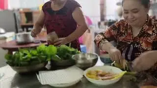 Western-style Vietnamese savory pancakes (B&aacute;nh x&egrave;o) are unforgettable after just one bite! #coutm...