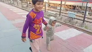 Aaj ham log station per ghumne gaye Apne Babu ke sath #bollywood #jitnamartehaitumpe #hindisong