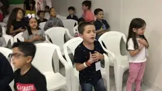 Crianças Adorando Culto infantil